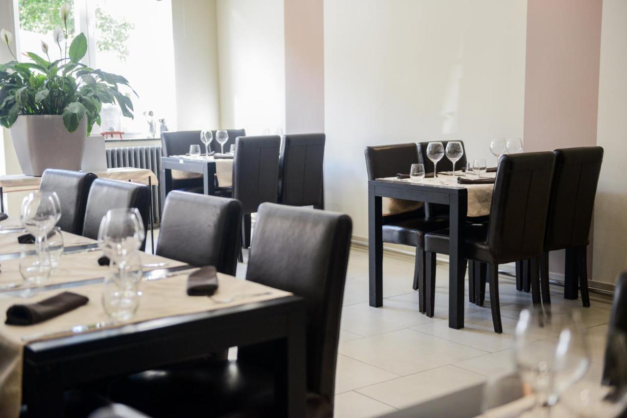 Logis Le Saint Hubert Hotel Haybes Ngoại thất bức ảnh