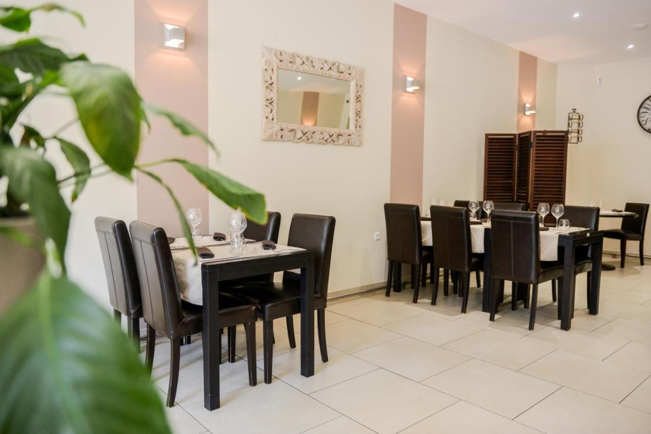 Logis Le Saint Hubert Hotel Haybes Ngoại thất bức ảnh