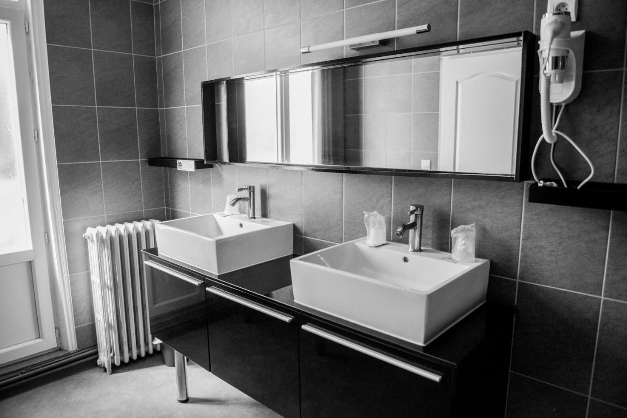 Logis Le Saint Hubert Hotel Haybes Ngoại thất bức ảnh